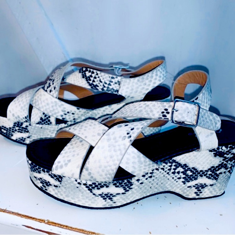 Qupid brand wedges size 8.5
